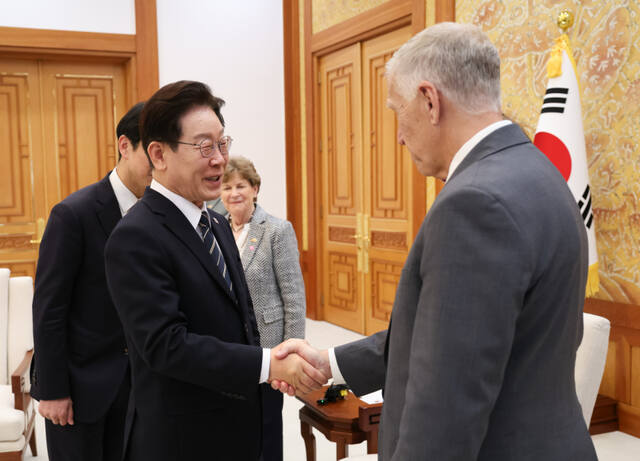 이재명 대통령이 2일 청와대에서 미국 상원의원단 접견에 앞서 톰 틸리스 의원과 악수하고 있다. 연합뉴스