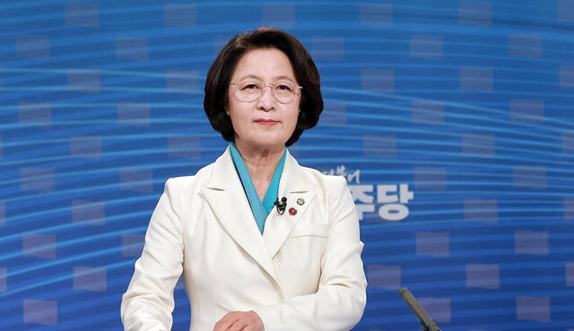 더불어민주당 추미애 경기도지사 경선후보가 1일 서울 양천구 SBS 목동 스튜디오에서 열린 더불어민주당 경기도지사 후보자 2차 TV 합동토론회에 참석해 시작을 기다리고 있다. 연합뉴스