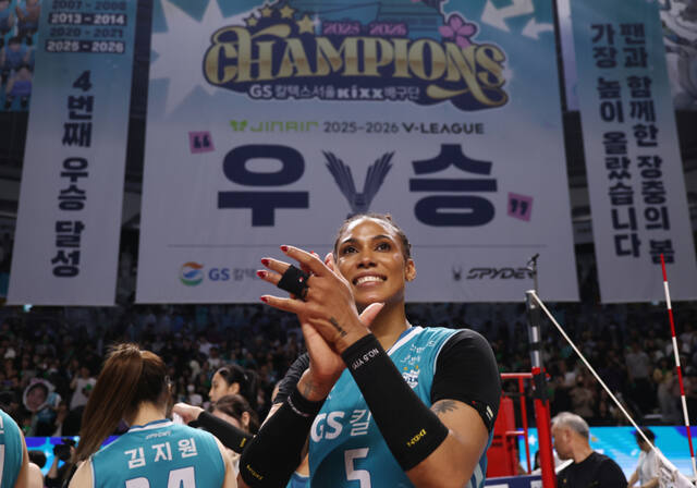 5일 서울 장충체육관에서 열린 챔피언결정전 한국도로공사 대 GS칼텍스 3차전 경기에서 우승을 차지한 GS칼텍스 실바가 기뻐하고 있다. 연합뉴스