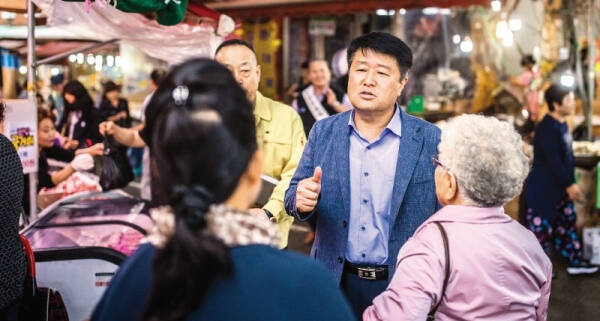 박형우 계양구청장 예비후보가 민선7기 계양구청장 시절 전통시장 활성화를 위해 상인들의 이야기를 듣고 있다. 박형우 예비후보 선거캠프 제공
