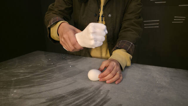 경기도자미술관 기획전 ‘흙과 우리 사이에 놓인 것들’을 기획한 최리지 학예연구사가 정나영 작가의 신작 ‘부화의 조건’ 작품의 참여방법을 시연하고 있다. 관람객은 도자 주먹으로 계란을 치며 ‘계란으로 바위치기’를 전복한 경험을 하게 된다. 이나경기자