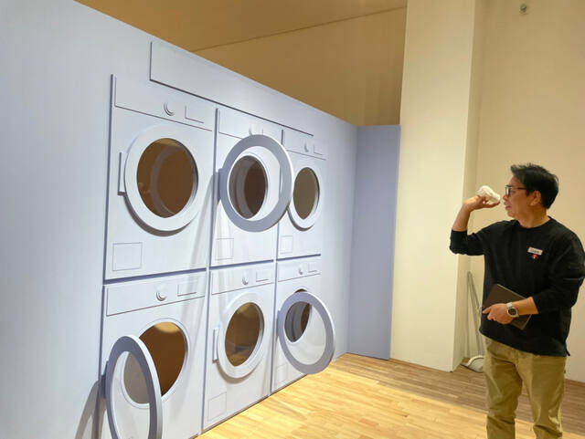 포레스트 가드 작가는 작품 ‘빨래’를 통해 관람객이 양말 형태의 오브제와 실제 양말을 던지며 놀이처럼 작품에 참여하도록 만들었다. 한국도자재단 제공