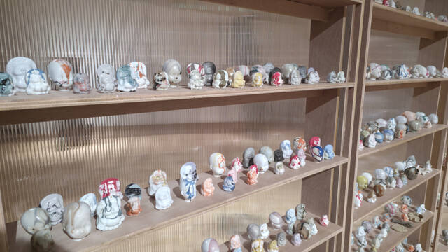 우관호 작가의 ‘일만 개의 선물’. 이번 전시에서 관람객은 마음에 드는 작품을 한 점 고르고, 그 자리에 자신이 남긴 선물을 남기고, 작가에게 사진을 찍어 보내며 작품의 과정에 참여하게 된다. 이나경기자