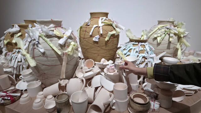 김선 작가의 신작 ‘마음의 기화’. 관람객은 종이에 태우고 싶은 감정과 기억을 기록하고, 이를 실을 활용해 도자에 엮거나 묶을 수 있다. 이는 작가와 함께하는 태움 의식과 재배치고 완성된다. 이나경기자