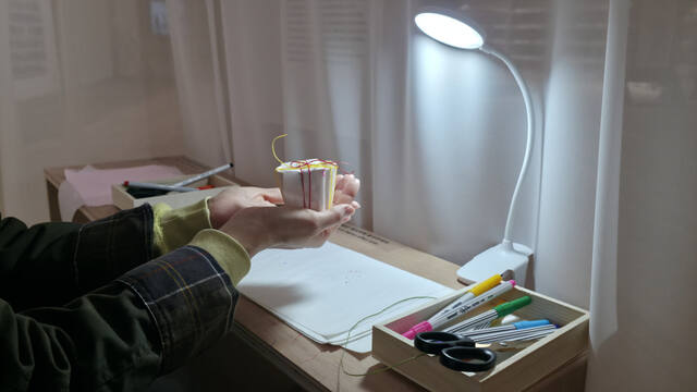 김선 작가의 신작 ‘마음의 기화’. 관람객은 종이에 태우고 싶은 감정과 기억을 기록하고, 이를 실을 활용해 도자에 엮거나 묶을 수 있다. 이는 작가와 함께하는 태움 의식과 재배치고 완성된다. 이나경기자