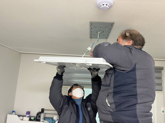 주거복지사업단이 효자손플러스 서비스를 통해 LED등 교체 작업을 하고 있다. 부천시 제공