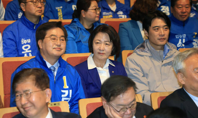 더불어민주당 김동연(왼쪽부터), 추미애, 한준호 경기도지사 민주당 후보자가 6일 경기도 수원시 경기아트센터에서 열린 더불어민주당 현장최고위원회의를 지켜보고 있다. 연합뉴스