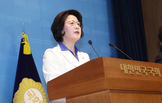 더불어민주당 추미애 경기도지사 후보가 8일 국회 소통관에서 기자회견을 열고 있다. 연합뉴스