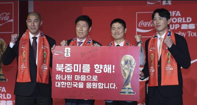 지난 1월 FIFA 월드컵 트로피 투어 미디어 간담회에 참석한 차두리 감독, 차범근 전 감독, 이영표해설위원, 구자철 레드앤풋볼 아시아 스포츠 디렉터(왼쪽부터). 연합뉴스