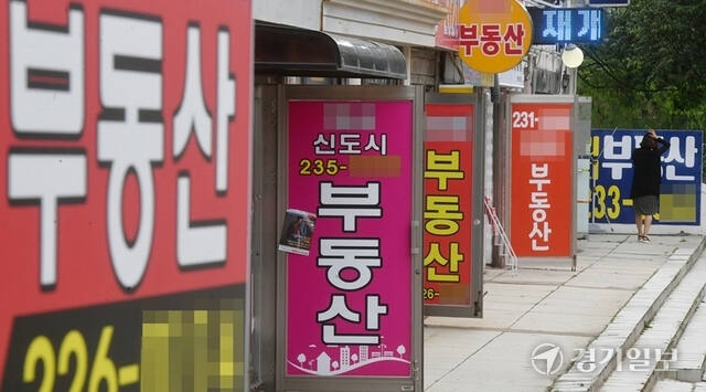 기사의 이해를 돕기 위한 자료 이미지로 직접적 연관은 없습니다. 사진은 부동산 중개업소들. 경기일보DB