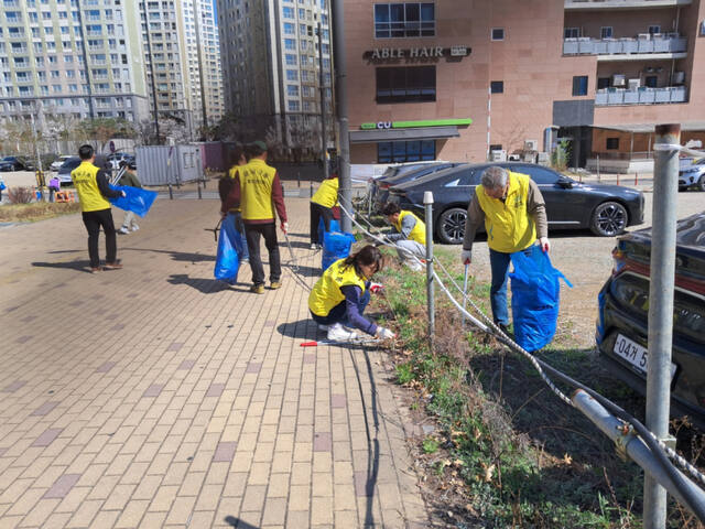 광주시 광남2동이 8일 주요 생활권 중심으로 환경정화 활동을 실시했다. 광주시 제공
