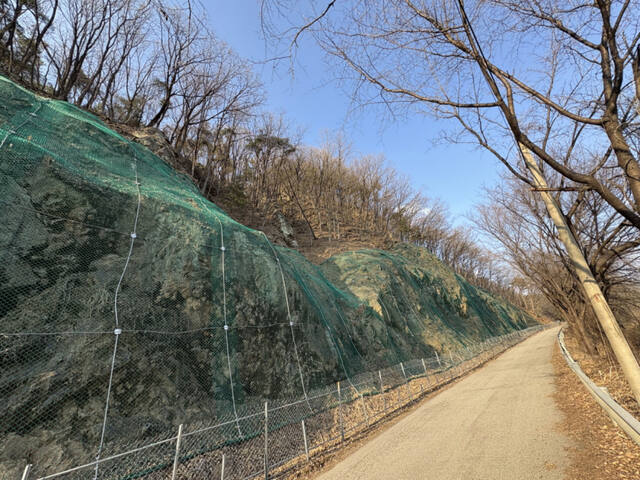 여름철 집중호우에 대비해 낙석 방지망이 설치된 급경사지 모습. 포천시가 재난취약시설 전수 점검을 진행하고 있다. 포천시제공