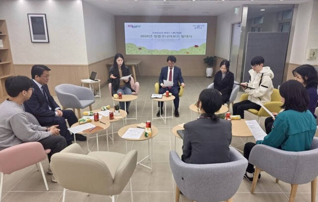 용인교육지원청이 9일 개최한 ‘2026 세대공감 청년 주니어보드’ 1차 협의회에서 청렴주니어보드들이 의견을 주고 받고 있다. 용인교육지원청 제공