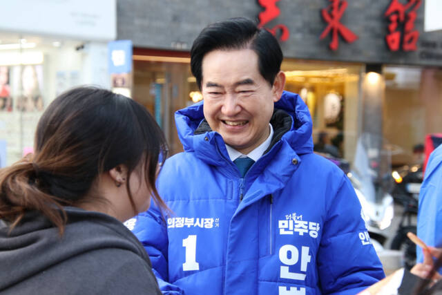 더불어민주당 안병용 의정부시장 예비후보가 9일 시민과 소통하고 있다. 안병용 더불어민주당 의정부시장 예비후보 선거 캠프 제공.