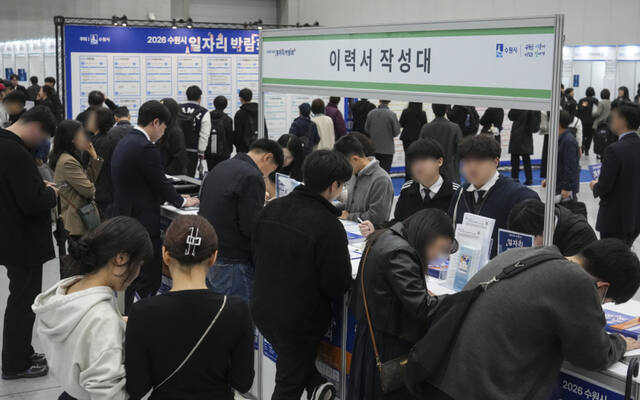 “취업문 두드리는 사람들”, 2026 수원시 일자리 박람회 [포토뉴스]