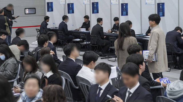 “취업문 두드리는 사람들”, 2026 수원시 일자리 박람회 [포토뉴스]