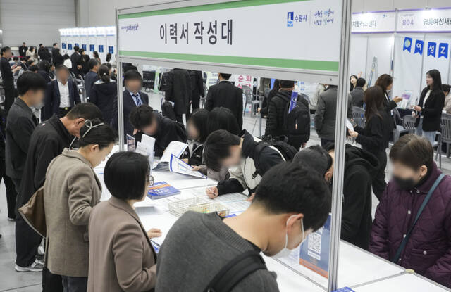 “취업문 두드리는 사람들”, 2026 수원시 일자리 박람회 [포토뉴스]