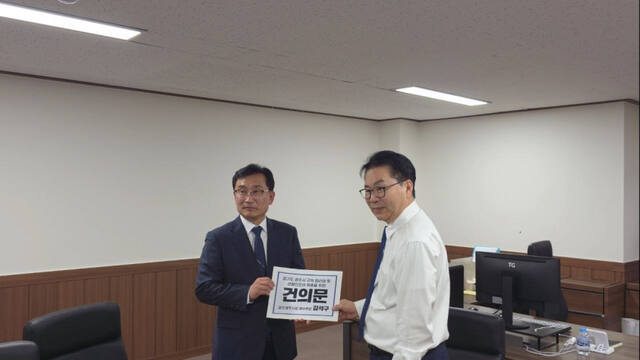 9일 김석구 광주시장 예비후보가 이한주 대통령 정책특별보좌관을 만나 정책건의서를 전달하고 있다. 김석구 캠프 제공