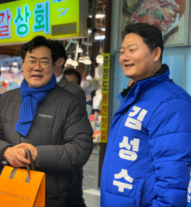 김성수 더불어민주당 남동구청장 예비후보가 박찬대 더불어민주당 국회의원(연수갑)과 함께 소래포구를 방문했다. 김성수 선거사무소 제공