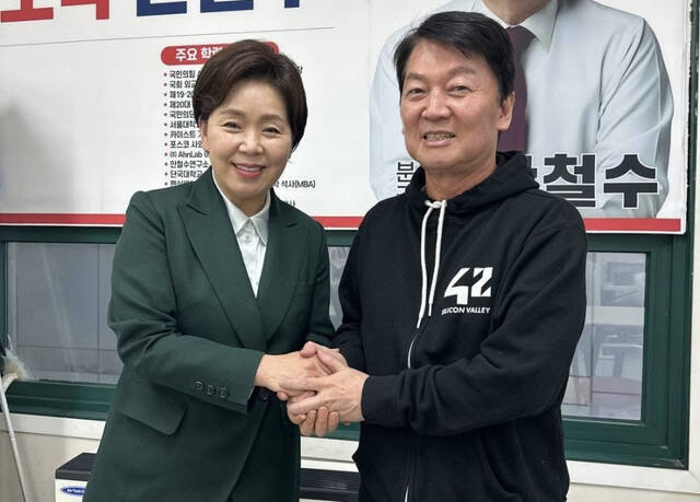 국민의힘 양향자 최고위원(왼쪽) 10일 안철수 의원을 만나 기념사진을 촬영하고 있다. 양 최고위원 페이스북 갈무리