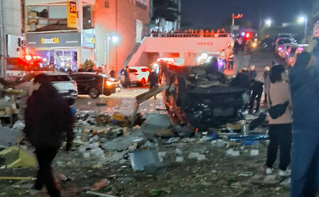 13일 오전 4시께 청주시 흥덕구 봉명동의 한 2층짜리 상가건물에서 가스 누출에 따른 것으로 추정되는 폭발 사고가 발생 8명이 경상을 입었다. 사진은 폭발 사고 현장의 모습. 연합뉴스