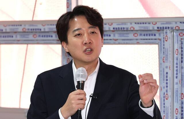 “대통령님, 스마트폰 그만 보고 주무세요” 이준석의 뼈 아픈 조언