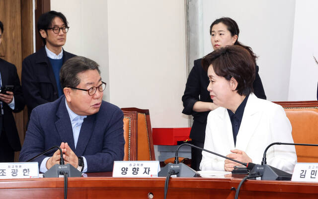 국민의힘 양향자 최고위원(오른쪽)과 조광한 최고위원이 지난 9일 국회에서 열린 '100만 책임당원 돌파 기념식'에서 얘기를 나누고 있다. 연합뉴스