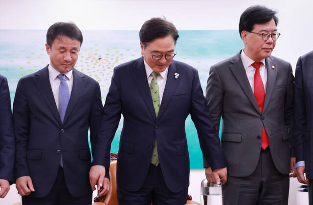 15일 서울 여의도 국회의장실에서 우원식 국회의장(가운데) 주재로 더불어민주당 한병도 원내대표(왼쪽)와 국민의힘 송언석 원내대표가 회동하기에 앞서 기념 촬영을 준비하고 있다. 연합뉴스