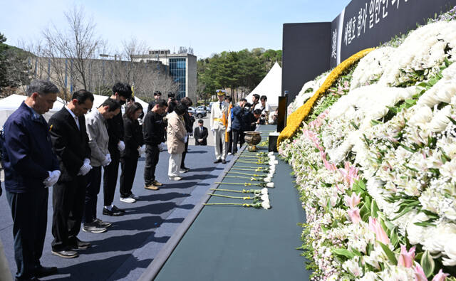 16일 인천 부평구 인천가족공원에서 열린 ‘세월호 참사 일반인 희생자 12주기 추모식’이 이어지고 있다. 조병석기자