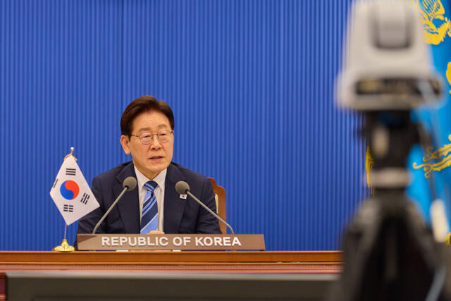 이재명 대통령이 지난 17일 청와대에서 프랑스·영국이 주도하는 호르무즈 해협 자유항행에 관한 화상 정상회의를 하고 있다. 연합뉴스