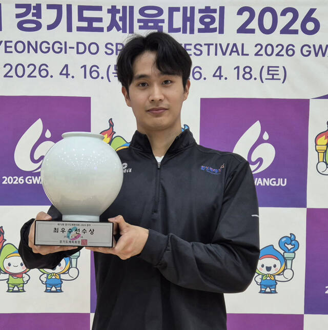 화성특례시청의 ‘수영 간판’ 백인철이 제72회 경기도체육대회 최우수선수에 오른 뒤 기념사진을 찍고 있다. 임창만기자