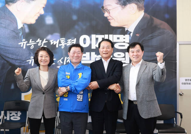 더불어민주당 광명시장 후보로 선출된 박승원 예비후보(왼쪽 세번째)가 18일 오후 자신의 선거사무소에서 경선을 벌였던 김영준·안성환·양이원영 예비후보들과 간담회를 마친 뒤 본선 승리를 위한 ‘원팀’ 통합을 선언하며 기념촬영을 하고 있다. 박승원 광명시장 후보 선거 캠프 제공