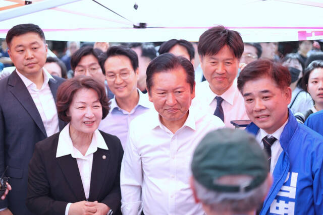 더불어민주당 추미애 경기도지사 후보와 정청래 대표, 김병욱 성남시장 후보(왼쪽부터)가 19일 경기도 성남 모란민속5일장을 방문해 시민들에게 인사 하고 있다. 추미애 페이스북 갈무리