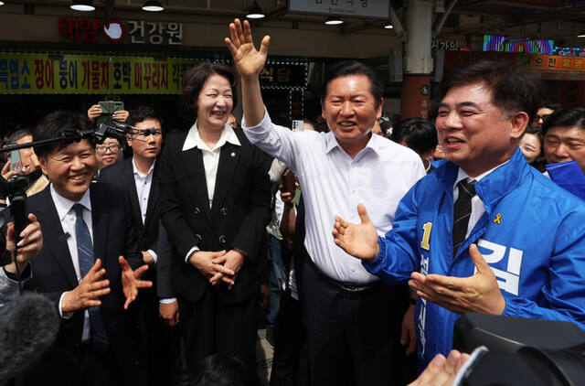 더불어민주당 정청래 대표가 추미애 경기도지사 후보, 김병욱 성남시장 후보, 김용 전 민주연구원 부원장 등과 19일 경기도 성남시 모란민속5일장을 방문해 발언하고 있다. 연합뉴스
