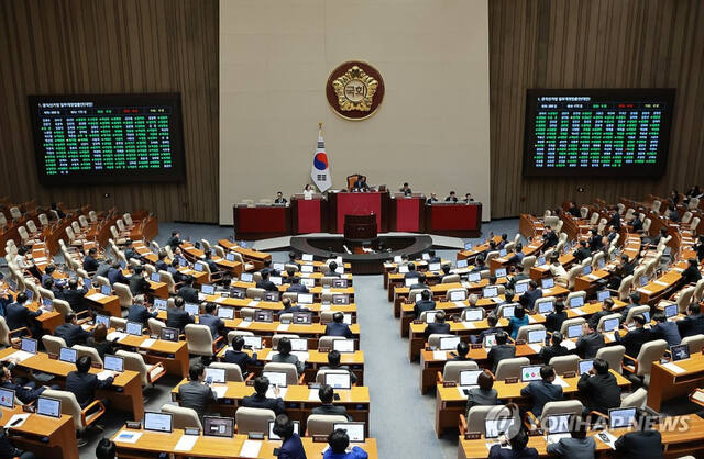 18일 국회에서 열린 4월 임시국회 제6차 본회의에서 공직선거법 일부개정법률안이 통과되고 있다. 연합뉴스