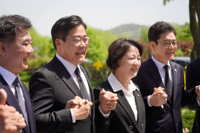 21일 더불어민주당 인천시장 후보인 박찬대 의원(연수갑)이 21일 경상남도 김해 봉하마을을 방문해 노 전 대통령 묘역에 참배한 뒤 기념촬영하고 있다. 박 의원실 제공