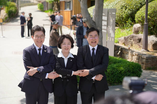 21일 더불어민주당 인천시장 후보인 박찬대 의원(연수갑)이 21일 경상남도 김해 봉하마을을 방문해 노 전 대통령 묘역에 참배한 뒤 기념촬영하고 있다. 박 의원실 제공