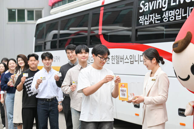 하나님의교회 세계복음선교협회(총회장 김주철 목사, 이하 하나님의 교회)가 ‘전 세계 유월절사랑 생명사랑 헌혈릴레이’를 시행 중인 가운데 수원영통 하나님의 교회에서 신자와 시민 등이 생명 살리기 나눔에 앞장서고 있다. 교회 제공