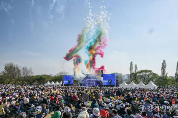 지난해 열렸던 제15회 경기도장애인체육대회 2025가평 대회 개회식서 축포가 터지고 있다. 경기일보 DB