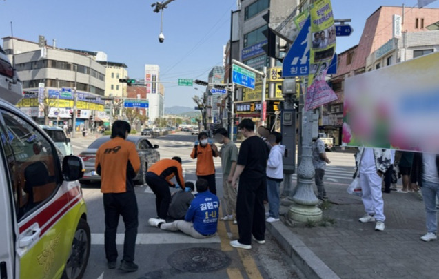 횡단보도 건너다 날벼락... 불법 현수막 끈에 목 걸려 기절한 초등생