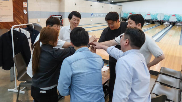 김민철 경기도시장상권진흥원장이 30일 양평 물맑은양평종합운동장 볼링센터를 찾아 사내 볼링 동호회 ‘플레이 볼’ 회원들과 함께 경기를 즐기며 직원들과 소통하는 시간을 가지고 있다. 경상원 제공