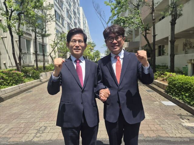 최근 김문수 전 경기도지사(좌측)가 평택을 국회의원 재선거를 앞두고 유의동 국민의힘 후보(우측) 선거대책위원회 상임선대위원장을 맡고 기념 촬영을 하고 있다. 유의동 후보 캠프 제공