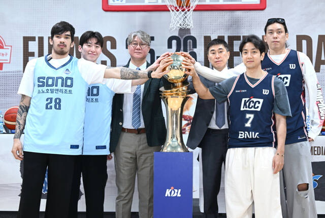 1일 열린 2025-2026 LG전자 프로농구 챔피언결정전 미디어데이에서 고양 소노 선수단(왼쪽)과 부산 KCC 선수단이 기념촬영을 하고 있다. KBL 제공