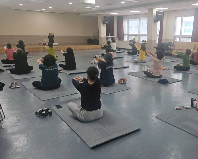갱년기 비만관리 프로그램 운동에 참여하는 시민들. 부천시 제공