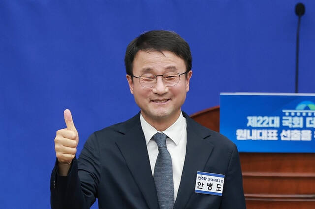 더불어민주당 원내대표 선거에 단독 입후보한 한병도 의원이 6일 국회에서 열린 제3기 원내대표 선출 의원총회에 참석해 정견발표에 앞서 기념 촬영하고 있다. 연합뉴스