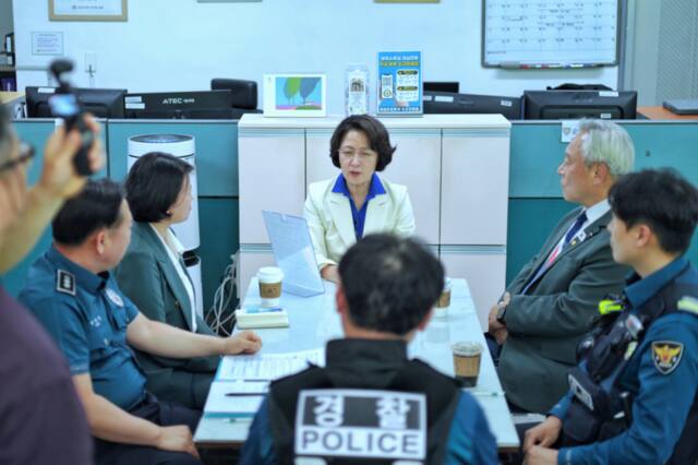 추미애 더불어민주당 경기도지사 후보가 6일 오후 의정부 금오지구대를 찾아 경찰관들을 격려하고 있다. 추미애의원실 제공