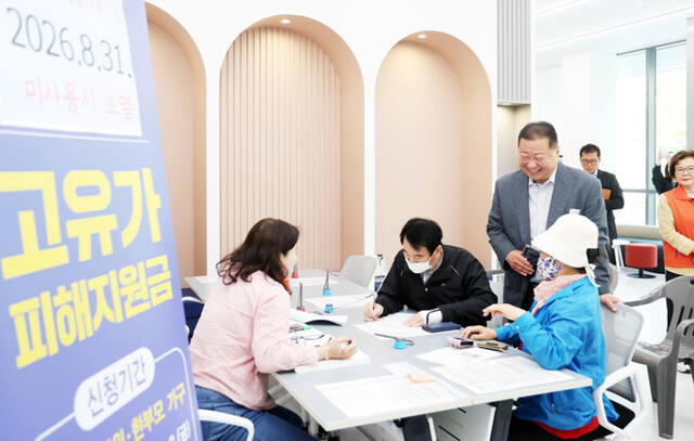 김경일 파주시장이 6일 운정3동 행정복지센터를 방문해 고유가 피해지원금을 지급받기 위해 방문한 시민들의 건의 사항을 청취하고 있다. 파주시 제공