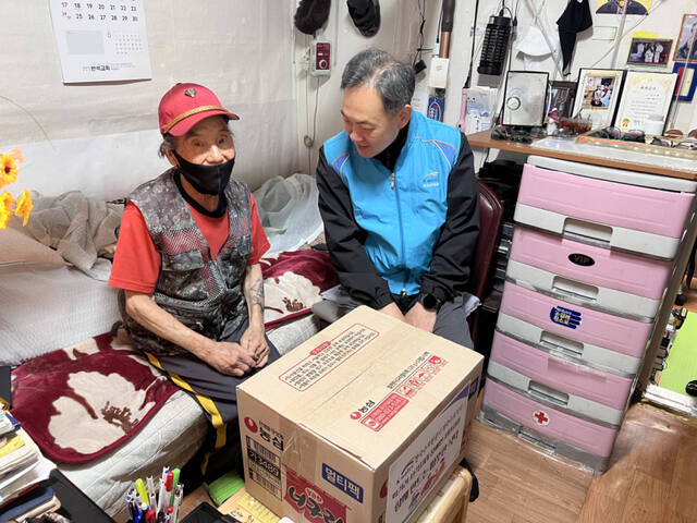 한국수자원공사(K-water) 파주수도지사가 7일 파주시장애인종합복지관과 협력해 경제적 취약 장애인 가구를 대상으로 생필품 지원 활동을 실시했다. 한국수자원공사 파주수도지사 제공