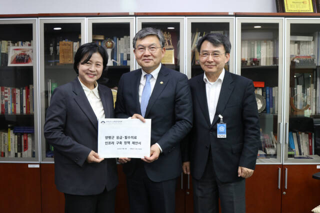박은미 더불어민주당 양평군수 후보가 김윤 김윤 국회의원, 김록호 연세대 의대 교수와 기념촬영을 하고 있다. 박은미 더불어민주당 양평군수 후보 선거사무소 제공