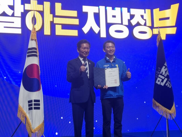 7일 고양 킨텍스에서 열린 더불어민주당 공천자대회에서 최현덕 남양주시장 후보가 정청래 당대표로부터 공천장을 받은 후 기념촬영을 하고 있다. 최현덕 후보 선거사무소 제공